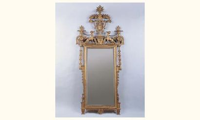 null Important miroir d'entre-deux en tilleul sculpté et doré ; l'encadrement rectangulaire...