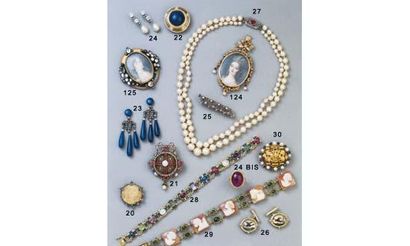 null Broche pendentif en or sertie de rubis, diamants anciens et perle en forme de...