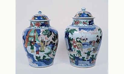 Deux vases balustres, en pendant, en porcelaine...