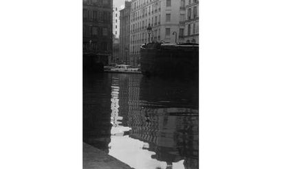 null BOVIS Marcel (1904-1996) 

Paris, Canal St Martin, ca. 1950.

Tirage argentique...