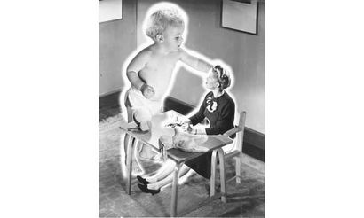null FITZ W. Grancel 

Photomontage : le bébé et la mère, ca. 1940.

Tirage argentique...