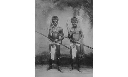 null NOUVELLE-CALÉDONIE 

Portrait de deux guerriers en tenue d'apparat, ca. 1880.

Tirage...