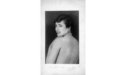 null HENRY 

Femme élégante au dos nu et collier de perles, ca. 1920.

Tirage argentique...