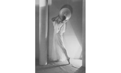 null ALBIN-GUILLOT Laure (1879-1962) 

Femme au ballon, ca. 1929.

Tirage argentique...