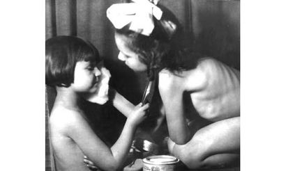 null KRULL Germaine (1897-1985) 

“Deux petites filles jouant à se maquiller pendant...