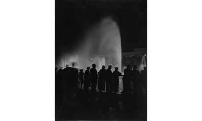 null STEINER André (1901-1978) 

Jets d'eau la nuit au Trocadéro, ca. 1935.

Tirage...