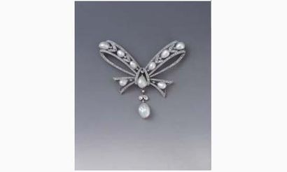 null IMPORTANTE broche papillon en platine serti de lignes de diamants taillés en...