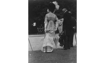 null MODE À AUTEUIL

Mode féminine aux courses d'Auteuil, 1911.

17 tirages argentiques...