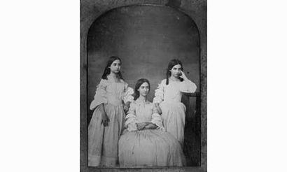 null DAGUERRÉOTYPE - ANONYME
Portrait de trois soeurs, ca. 1850.
Daguerréotype dans...