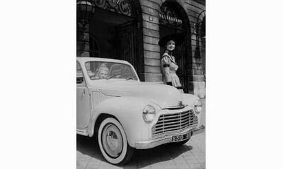null DOISNEAU Robert (1912-1994)
Elégante en voiture devant le Ritz, ca. 1950.
Tirage...