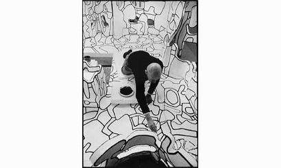 null Jean DUBUFFET par Kurt WYSS
Jean Dubuffet dans son atelier travaillant au “Site...