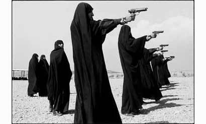 null GAUMY Jean
Femmes voilées s'entrainant au tir, Téhéran, Iran, 1986.
Tirage argentique...