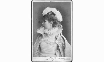 null Sarah BERNHARDT par NADAR
Portraits de l'actrice dans “Hernani” 1877 et “Theodora”...