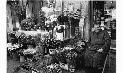 null BOUBAT Edouard (1923-1999)
Vendeuse de fleurs, Albano, Italie, ca. 1980.
Tirage...