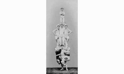 null TROUPE MANSUY
Acrobates au tapis “3ème hauteur”, Milan, 1900.
Tirage albuminé...