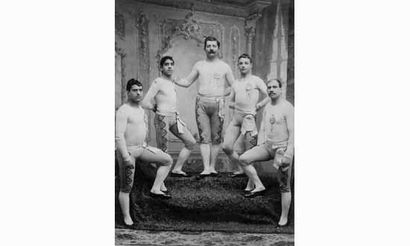 null TROUPE DELFA-PARINI
Acrobates au tapis, Turin, 1900.
Tirage albuminé d'époque...