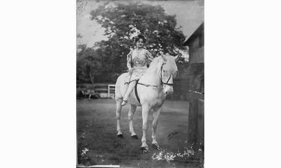 null ECUYÈRE
Eva Miniggio, jockey au Cirque Busch de Hambourg, 1906.
Tirage argentique...