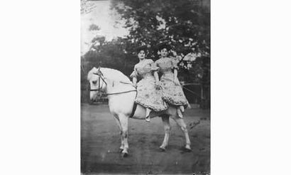 null ECUYÈRES
Hilda et Eva Miniggio, Jockeys au Cirque Schumann de Berlin, 1904.
Tirage...