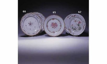 null Paire d'assiettes 
à décor polychrome de CHINE de la famille rose de pivoines,...