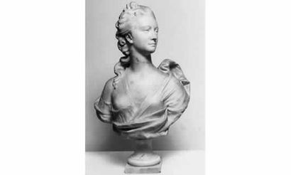 null Buste en marbre blanc de Carrare représentant une jeune femme, un sein découvert...