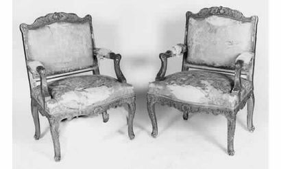 null Belle paire de fauteuils en bois sculpté, anciennement cannés, à décor de rocailles,...