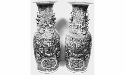 null Paire de grands vases balustre en porcelaine de Canton, à décor polychrome de...
