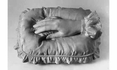 null Vicenzo VELA (Ligornetto 1820 - 1891). Main droite de femme, au poignet de dentelle,...