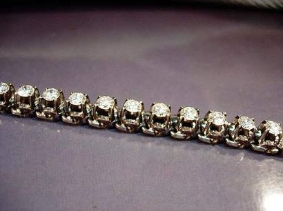 null Bracelet en argent serti de diamants taille brillant pour 1.80 carats environ.
Poids...