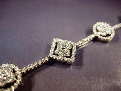 null Bracelet en or gris à motifs géométriques sertis de diamants taille brillant...