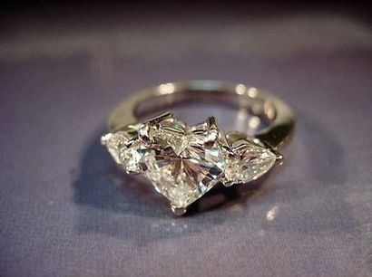 null Bague en or gris centrée d'un diamant taillé en cœur de 1.50 carat, épaulé de...