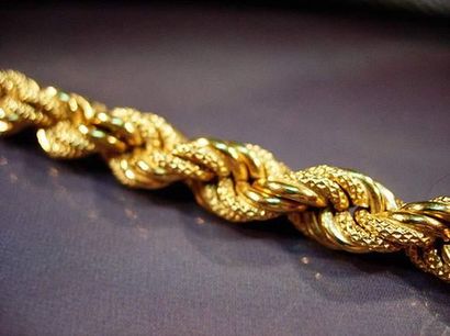 null Bracelet en or jaune maille corde
Poids : 17.20 g.
Longueur : 19 cm