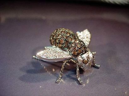 null Broche en or gris stylisant une abeille sertie de diamants bruns et blancs en...
