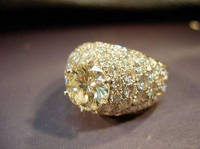 null Bague boule en platine centrée d'un diamant taille brillant de 2.60 carats environ,...