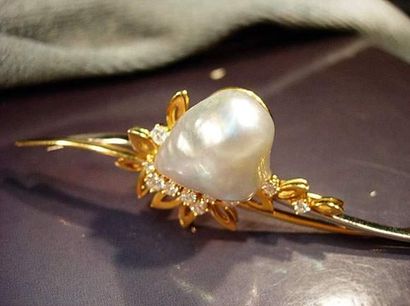 null Broche en or et platine stylisant une branche de poirier sertie d'une perle...