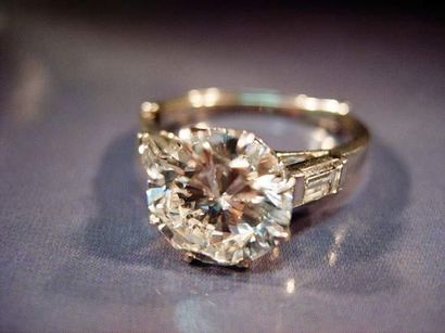 null Bague en platine centrée d'un diamant taille brillant de 3.30 carats environ...