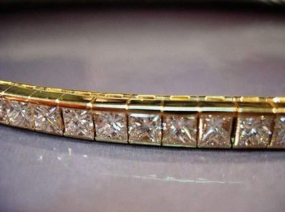 null Beau bracelet rivière en or jaune serti de 12 carats de diamants taille princesse...