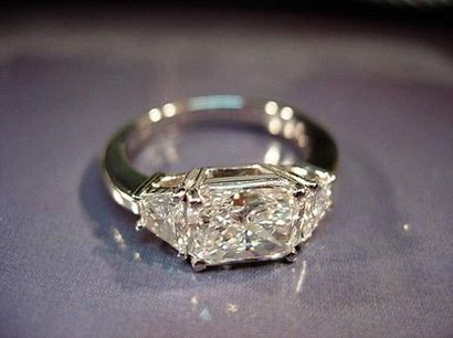 null Bague en or gris sertie d'un diamant rectangulaire brillanté de 2.01 carats,...