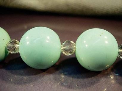 null Collier formé de boules turquoises reconstituées alternées de perles de cristal...