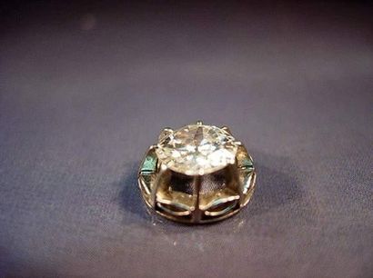 null Pendentif en platine centré d'un diamant demi taille
Poids : 110 g