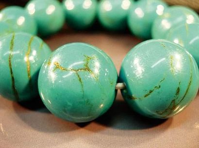 null Bracelet formé de boules de turquoises teintées et reconstituées