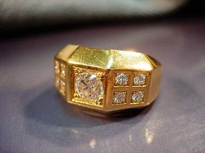 null Bague chevalière en or jaune centrée d'un diamant taille ancienne de 0.50 carat...