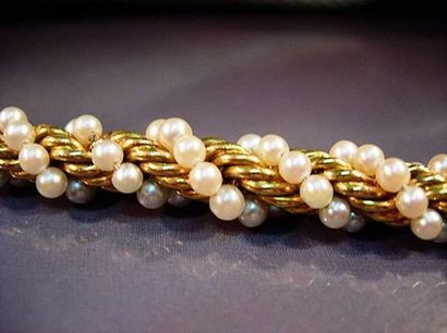 null Bracelet torsadé en or jaune et perles de culture
Vers 1960.
Poids : 23 g.
Longueur...