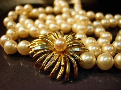 null Sautoir de perles de culture diamètre 7.5 à 8 mm, beau fermoir fleur en or jaune...