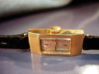 null Montre de dame UTI à boîtier rectangulaire en or jaune sur bracelet cuir