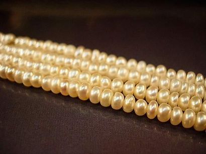 null Bracelet formé de quatre rangs de petites perles de culture barrettes et fermoir...