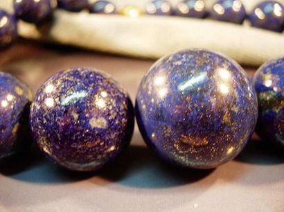 null Collier forme d'importantes boules de lapis lazuli teinté en chute fermoir ...