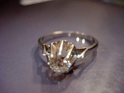 null Bague en or gris sertie d'un diamant taille brillant de 0.30 carat environ monté...