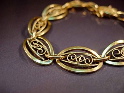 null Bracelet en or jaune à maillons filigranés.
Vers 1900
Poids : 15.30g.
Longueur:...