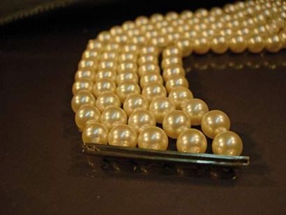 null Bracelet formé de six rangs de perles de culture diamètre 6.5 à 7 mm, barrettes...