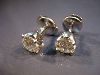 null Paire de clous en or gris
Chacun est serti d'un diamant taille brillant de 0.70...
